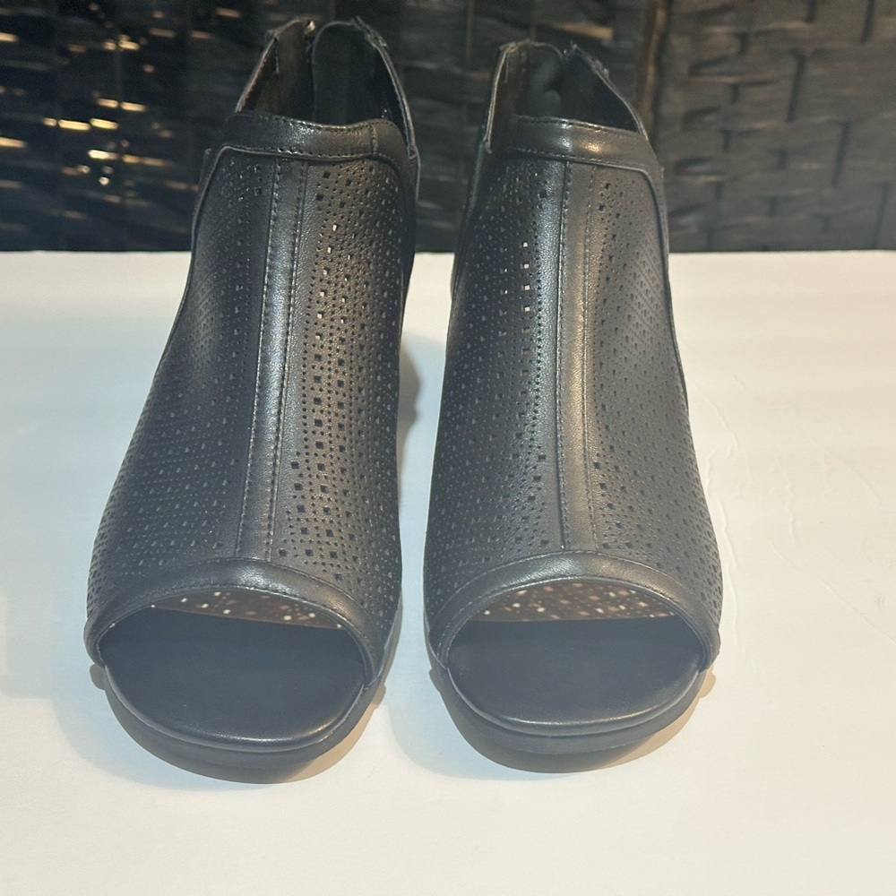 Bella Vita Black Peep-Toe Sandals 11N